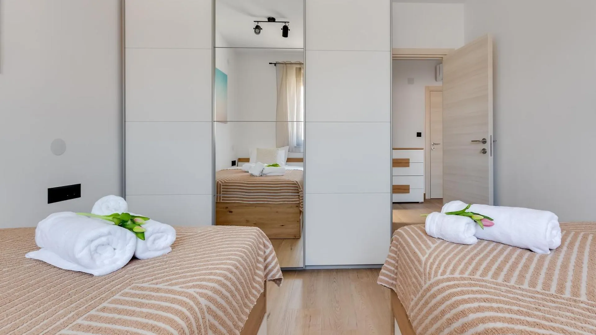 Terra Maiorum -12 Person Private Villa - Heated Pool And Water Massage Povljana